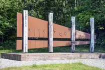 Mahnmal f�r die Opfer des Nationalsozialismus. J�hrlich wird in der Gemeinde Harrislee jeweils um den 27. Januar herum und am 15. September der Opfer des Nationalsozialismus, insbesondere der Deportation von circa 1600 d�nischen Gefangenen aus dem wenige Kilometer entfernten Fr�slee-Lager (D�nemark), gedacht. Von der damaligen Harrisleer Bahnstation aus wurden ab dem 15. September 1944 die Gefangenen in Viehwaggons verladen und in verschiedene Konzentrationslager, vorwiegend in das KZ Neuengamme, verschleppt. Aufnahme: 11. Juni 2023.