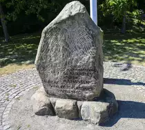 In Padborg (deutsch Pattburg) an der deutschd�nischen Grenze kam es am fr�hen Morgen des 9. April 1945 zu einer grauenhaften Entdeckung. Ganz fr�h morgens wachten zwei Obergendarme an der Bahnunterf�hrung in Padborg. Ein dritter kam hinzu. Sie sollten zusammen nach Bov, dem �stlichen Nachbarort, und von dort aus mit Kameraden nach Norden kommen. Doch M�nner in Zivil erschossen die drei gegen vier Uhr morgens. Um 04.15 Uhr begann der �berfall auf D�nemark und die wichtigsten Hafenst�dte wurden besetzt. Heute befindet sich nahe des Tatortes ein Gedenkstein an die ermordeten Gendarmen. 
Aufnahme: 11. Juni 2023.