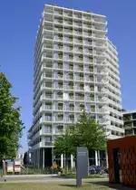 Freiburg-Br�hl, der Black F Tower, der Neubau ist 52m hoch mit 16 Etagen und besitzt 54 voll m�bilierte Apartments, Juni 2023