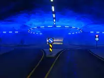 Blau beleuchteter Kreisverkehr im Vallaviktunnel vor der Hardanger Br�cke (27.05.2023)