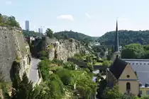LUXEMBOURG, 20.06.2023, Blick vom Chemin de Corniche auf das Alzette-Tal; links u.a. die Bock-Kasematten, rechts u.a. die Abtei Neum�nster
