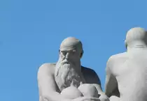 Der Frognerpark in Oslo am 04.06.2023. Der bedeutenste norwegische Bildhauer, Gustav Vigeland, hat in diesem Park eine einzigartige Sammlung von 212 lebensgro�en Stein-, Gusseisen- und Bronzeskulpturen geschaffen. Das Thema des Parks ist eine Ode an das Leben. Vigeland ging es in erster Linie darum, menschliche Beziehungen abzubilden.