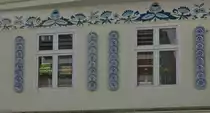 Sch�ne verzierte Fassade an einem Geb�ude in St. P�lten. 03.06.2023