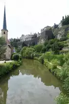 LUXEMBOURG, 20.06.2023, am Ufer der Alzette; auf der rechten Seite ein Blick auf die Oberstadt, auf der linken ein Blick auf den Turm der Abtei Neum�nster