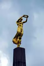 LUXEMBOURG, 20.06.2023, Siegesg�ttin Nike auf dem Monument du Souvenir, einem Mahnmal auf der Place de la Constitution; dieses Mahnmal wird allgemein G�lle Fra (dt.: Goldene Frau) genannt und wurde zum Gedenken an die Luxemburger errichtet, die im Ersten Weltkrieg freiwillig in den franz�sischen und belgischen Armeen gedient hatten und gefallen waren