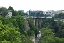 LUXEMBOURG, 20.06.2023, Blick von der Place de la Constitution auf die Passerelle, einem Viadukt �ber das Petrusstal, der die Oberstadt mit dem Bahnhofsviertel verbindet