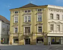 Sch�ne verzierte Fassade an einem Geb�ude am Riemerplatz in St. P�lten. 03.06.2023