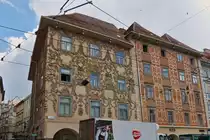 Reich verzierte Fassade mit Stuckornamente am Luegg Haus an der Ecke Hauptplatz und Sporgasse. 02.06.2023