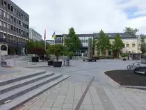 Larvik, H�user und Denkmal am Torget Platz (28.05.2023)