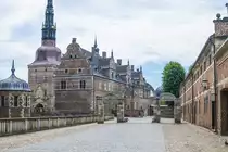 Die M�nztorstra�e am Schloss Frederiksborg in Hiller�d. Das Schloss wird mehr als nur beil�ufig erw�hnt in dem Roman Unwiederbringlich von Theodor Fontane (1891). Die Handlung im Schloss spielt zur Zeit des Gro�brandes im Jahre 1859. Zwei der Hauptfiguren im Roman finden Rettung, indem sie auf das Dach des Schlosses fliehen.
Aufnahme: 24. Juni 2023.