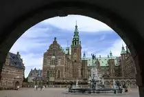 Blick auf den Kirchenfl�gel des Schlosses Frederiksborg in Hiller�d. Es gilt als gr��tes und bedeutendstes Bauwerk der nordischen Renaissance und beherbergt heute das D�nische Nationalhistorische Museum.
Aufnahme: 24. Juni 2023.