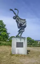 Denkmal in Gilleleje zum Gedenken an die gro�e Rettung der d�nischen Juden von D�nemark nach Schweden im Oktober 1943. Durch die Rettung der d�nischen Juden im Oktober 1943 wurden 7.220 von damals 7.800 d�nischen Juden sowie 686 nichtj�dische Ehepartner auf dem Seeweg ins benachbarte neutrale Schweden �bergesetzt. Die Aktion ist in der Geschichte der im Zweiten Weltkrieg nationalsozialistisch besetzten Gebiete in Europa ein einmaliges Beispiel. Sie wurde durch den deutschen Diplomaten Georg Ferdinand Duckwitz und das koordinierte Vorgehen zahlreicher d�nischer Helfer m�glich und verhinderte den Mord an Tausenden von Juden im Zuge des Holocaust.
Aufnahme: 23. Juni 2023.
