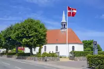 Die Kirche in Gilleleje auf Nordseeland.  W�hrend des Zweiten Weltkriegs wurden viele Juden, die auf der Flucht nach Schweden waren, auf dem Speicher der Kirche versteckt. Unter gro�er Gefahr f�r ihr eigenes Leben wurden sie von den ans�ssigen Fischern nach Schweden gebracht, versteckt unter dem Deck ihrer Schoner.
Im Oktober 1943 wurden 80 Juden, die auf dem Dachboden versteckt waren, an die Nazis verraten. Sie wurden alle verhaftet und nach Theresienstadt gebracht.
Aufnahme: 23. Juni 2023.