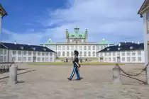 Schloss Fredensborg (d�nisch: Fredensborg Slot) gilt als ein Beispiel des nordischen Barock und �d�nisches Versailles�. Unter Christian IX. wurde Fredensborg ein beliebter Ferienaufenthalt der europ�ischen K�nigsfamilien. Auch heute wird Schloss Fredensborg �blicherweise im Fr�hjahr und Herbst von der d�nischen K�nigsfamilie bewohnt; ist die Familie anwesend, findet vor dem Schloss t�glich die Wachabl�sung statt. W�hrend die Innenr�ume nur im Juli f�r F�hrungen ge�ffnet werden, ist der Park ganzj�hrig zug�nglich.
Aufnahme: 24. Juni 2023.