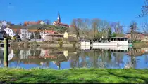 Osterspaziergang am Ufer der Saale in Halle. Gegen�ber befindet sich der Stadtteil Kr�llwitz mit der bekannten Gastst�tte  Krug zum gr�nen Kranze  und der Petruskirche.

🕓 9.4.2023 | 13:24 Uhr