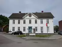 Holmestrand, altes Rathaus Fattighuset in der Radhusgaten Stra�e, erbaut 1864, heute Polizeistation (29.05.2023)