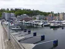 Holmestrand, H�user am Hafen an der Havnegaten Stra�e (29.05.2023)