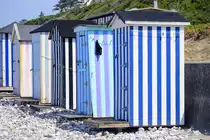 Badeh�user am Strand vor R�geleje in Nordseeland. Aufnahme: 22. Juni 2023.