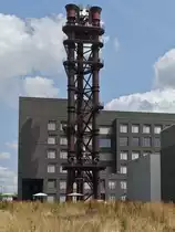 Ein Relikt aus fr�heren Zeiten, als auf dieser Fl�che des Campus Belval noch Hoch�fen in Betrieb waren, steht an der rue des Hauts-Furneaux (Stra�e der Hoch�fen). 10.07.2023