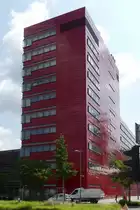 Auf dem Campus Belval in Esch Alzette, an der Porte de France stehen diese Hochh�user der „Terres Rouges“, diese beherbergen unter anderem B�ror�ume, den Verwaltungssitz einer Bank. 
Der Name  Terres Rouge  (Rote Erde) stammt noch aus fr�heren Zeiten, der S�dliche Teil des Kanton Esch wurde so genannt, weil hier bis in die 1970er Jahre noch Erz F�r die Stahlindustrie gef�rdert wurde. 10.07.2023