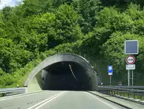 Waldkirch, das S�dportal des Hugenwaldtunnel mit der B294, 1985 er�ffnet, Mai 2022