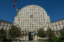 Hier ist ein Teil der Wohnkomplex  Ar�nes de Picasso  zu sehen. Noisy-le-Grand (Paris), 2023. Weitere infos: https://de.wikipedia.org/wiki/Ar%C3%A8nes_de_Picasso