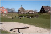 Beschaulich geht es zu auf Baltrum. Das Geb�ude in der Bildmitte ist die f�r die Touristen betriebene katholische Kirche. 04.04.2007