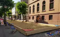 Die H�nfelder Stadtverwaltung hat einen riesigen Sandkasten f�r die Kids aufbauen lassen. Zentral neben dem Rathaus gelegen und sogar mit Wasserpumpe zum Matschen ausgestattet - EINE TOLLE IDEE!!! Juli 2023