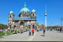 Berliner Dom und Fernsehturm, gesehen am Rande des stark frequentierten Lustgartens.

🕓 22.4.2023 | 14:50 Uhr
