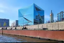 Der  3XN Cube Berlin  neben dem Hauptbahnhof ist vollst�ndig aus Glas und spiegelt seine Umgebung durch seine auff�llige Form mehrfach. Er beherbergt haupts�chlich B�ros und wurde im Februar 2020 er�ffnet.

🕓 22.4.2023 | 15:41 Uhr