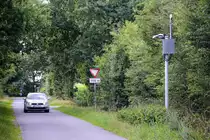 Die Kraftfahrzeugkennzeichen von Autos werden automatisch gescannt, wenn sie die d�nisch-deutsche Grenze passieren. Hier befinden wir ins am d�nischen Kristianmindevej zwischen dem deutschen Wilmkjerweg und der Fr�slev Plantage (Fr�sleer Wald). Aufnahme: 28. Juli 2023.