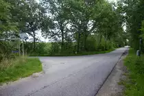 Wilmkjerweg in der Gemeinde Handewitt. Die Stra�e befindet sich auf deutschem Hoheitsgebiet, aber das Gebiet rechts im Bild ist d�nisches Hoheitsgebiet. Aufnahme: 28. Juli 2023.