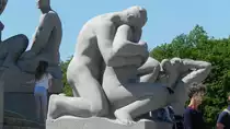 Der Frognerpark in Oslo am 04.06.2023. Der bedeutenste norwegische Bildhauer, Gustav Vigeland, hat in diesem Park eine einzigartige Sammlung von 212 lebensgro�en Stein-, Gusseisen- und Bronzeskulpturen geschaffen. Das Thema des Parks ist eine Ode an das Leben. Vigeland ging es in erster Linie darum, menschliche Beziehungen abzubilden.