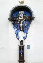 Freiburg-Lehen, das Longinuskreuz von 1987, am Alten Friedhof, Dez.2022