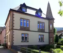 Elzach, Altes Schlo� bei der Kirche, einstiger Herrschaftssitz, Juli 2022