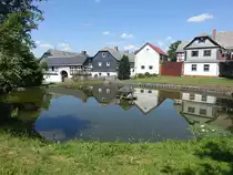 K�hdorf, H�user am Dorfteich an der Ortsstra�e (25.06.2023)