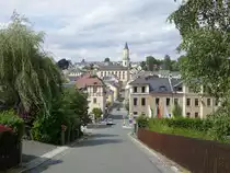 Markneukirchen, Ausblick auf die Stra�e des Friedens und Marktplatz mit St. Nicolai Kirche (22.07.2023)
