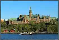 Eine historische F�hre passiert am 18.05.2023 das Danvikshem in Nacka bei Stockholm. Das eindrucksvolle Geb�ude wurde Anfang des 20. Jahrhunderts als Pflegeheim f�r mehr als 400 Bewohner errichtet.