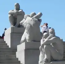 
Der Frognerpark in Oslo am 04.06.2023. Der bedeutenste norwegische Bildhauer, Gustav Vigeland, hat in diesem Park eine einzigartige Sammlung von 212 lebensgro�en Stein-, Gusseisen- und Bronzeskulpturen geschaffen. Das Thema des Parks ist eine Ode an das Leben. Vigeland ging es in erster Linie darum, menschliche Beziehungen abzubilden.