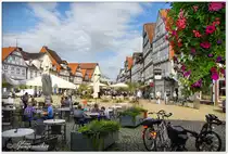 Stra�encaf�s in der Celler Altstadt. Blick auf den Marktplatz. Celle in der S�dheide im August 2023 