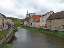 Weida, Ausblick auf den Fluss mit der Osterburg (29.04.2023)