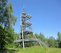 Gl�ck-Auf-Turm bei Oelsnitz im Erzgebirge. Dieser 36m hohe Aussichtsturm wurde 2000 auf einer Bergbauhalde im Stil eines F�rderturmes errichtet. Aufnahme vom 04.06.2023.