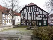 Gro�kochberg, Fachwerkh�user und Brunnen am Goetheplatz (22.04.2023)