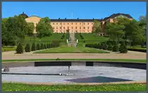 Unterhalb des Schlosses von Uppsala liegt der Barockgarten als Teil des Botanischen Gartens. Das Schloss selbst stammt in seinen Urspr�ngen aus dem 16. Jahrhundert, wurde aber 1702 durch einen Gro�brand zerst�rt und erst Jahrzehnte sp�ter wieder aufgebaut. Heute beherbergen die Geb�ude Teile der Universit�t und ein Museum. (19.05.2023)