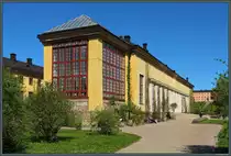 Das Linneanum in Uppsala wird auch 200 Jahre nach seiner Er�ffnung weiterhin als Orangerie genutzt. Am sonnigen 19.05.2023 stehen viele Pflanzen bereits vor dem Geb�ude.