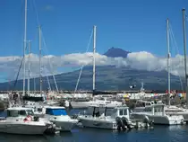 Der Jachthafen von Horta auf der Azoren-Insel Faial ist eine beliebte Zwischenstation f�r Skipper bei Atlantik�berquerungen. Im Hintergrund der Vulkan Pico. Aufnahme vom 26.07.2023.