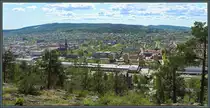 Der Norra Berget bietet einen sch�nen Blick �ber die Stadt Sundsvall. Hervor sticht die Kirche  Gustav Adolf . Links davon befindet sich die Altstadt Stenstaden, rechts der Stadtteil V�stermalm. Im Hintergrund ist der S�dra Stadsberget mit seinem Sendemasten zu erkennen. (Sundsvall, 20.05.2023)