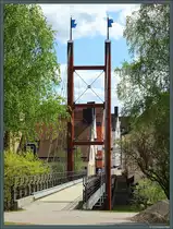 Die h�lzerne Schr�gseilbr�cke Korngr�ndsbron �berquert den Fluss Sel�ngers�n in Sundsvall. Hier befindet sich das Gel�nde der Mittuniversitetet. (Sundsvall, 20.05.2023)