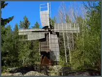 Auf einem Felsen im Wald steht die Bockwindm�hle im Freilichtmuseum von Ume�. (21.05.2023)