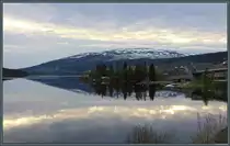 Die Stadt �re spiegelt sich am 22.05.2023 in den Wassern des �resj�n. Im Hintergrund erhebt sich der Mullfj�llet